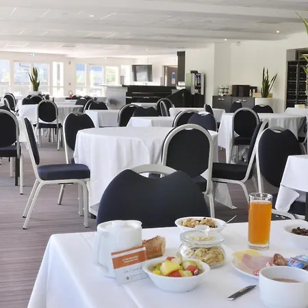 Отель Golden Tulip And Ла-Боль-Эскублак