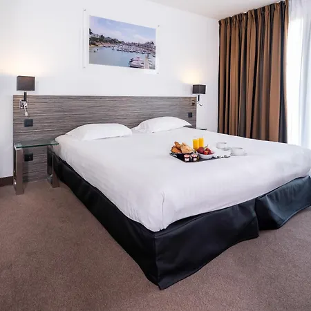 Golden Tulip And Ла-Боль-Эскублак