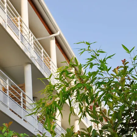 Golden Tulip And Ла-Боль-Эскублак