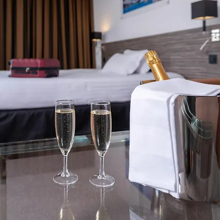 Golden Tulip And Отель Ла-Боль-Эскублак