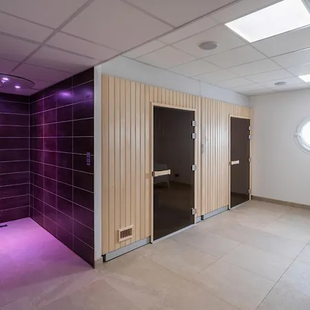 Golden Tulip And Отель