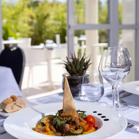 Отель Golden Tulip And Ла-Боль-Эскублак