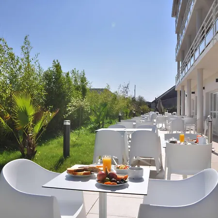 Отель Golden Tulip And Ла-Боль-Эскублак