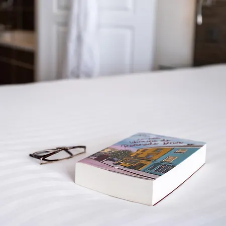 Golden Tulip And 酒店