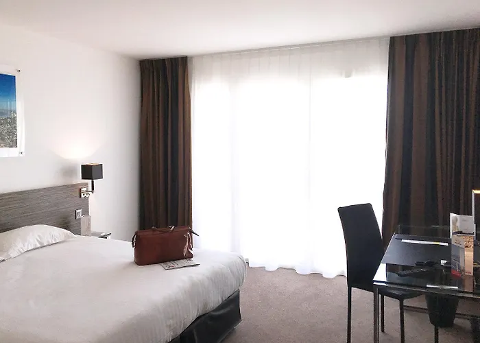 Golden Tulip And 4* La Baule